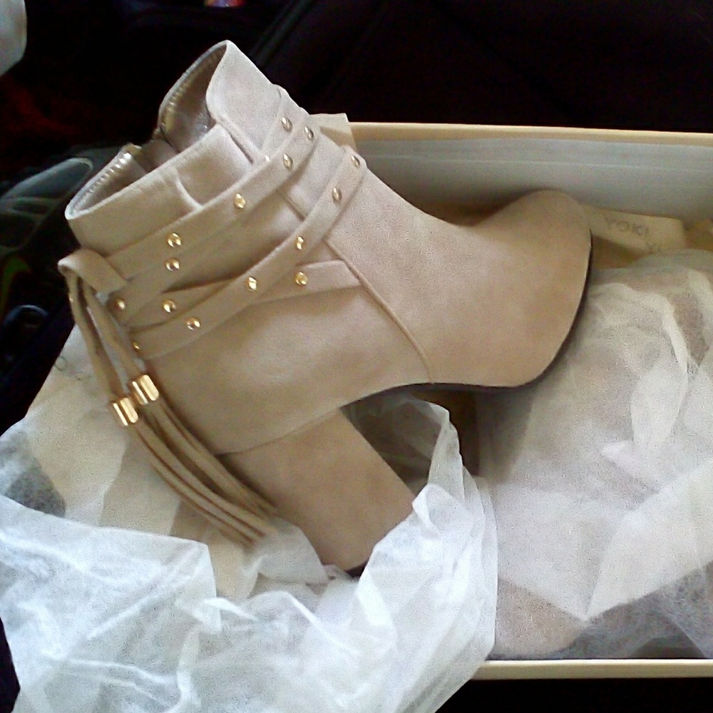 Brand new with box yoki booties size 8 never worn